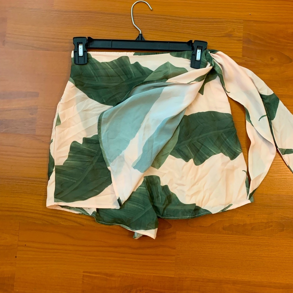 Show me your mu mu tropical skort size small, no stains or tears